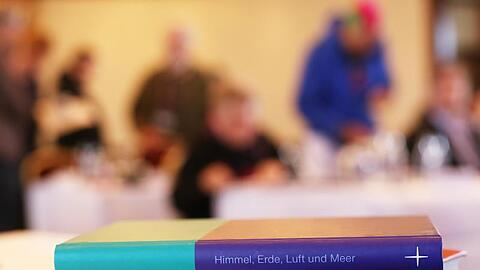 Das evangelische Gesangsbuch liegt auf einem Tisch. Foto: Danny Gohlke/dpa/Archivbild
