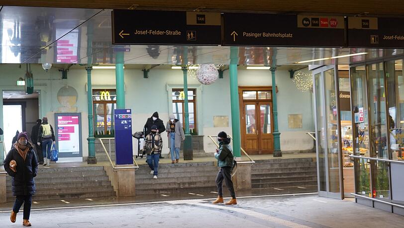 Eine Frau bemerkte die 6-Jährige am Pasinger Bahnhof und verständigte die Polizei. Eine Frau bemerkte die 6-Jährige am Pasinger Bahnhof und verständigte die Polizei.