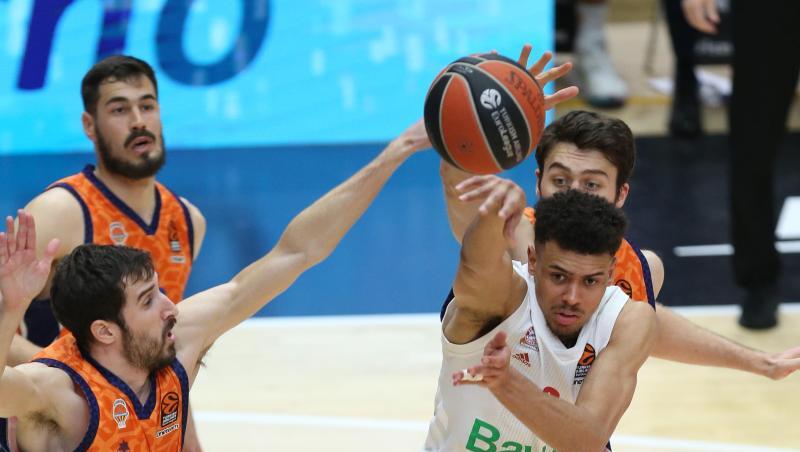 Der FC Bayern um Starspieler Wade Baldwin IV (r) verlor in Valencia.