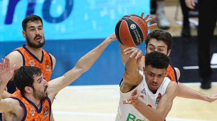 Der FC Bayern um Starspieler Wade Baldwin IV (r) verlor in Valencia.