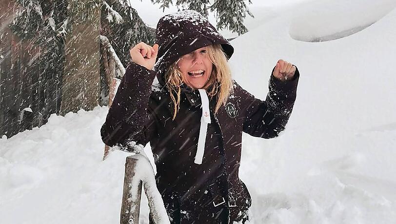 Iva Schell reicht der Schnee bis zur Hüfte, ihre Alm ist eingeschneit.