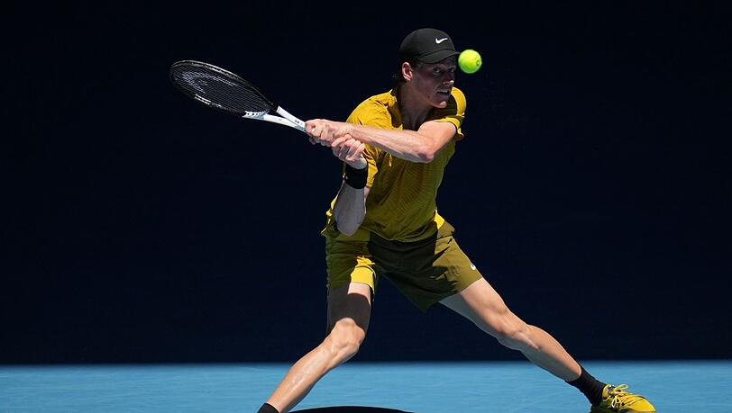 Jannik Sinner quälte sich in Melbourne ins Achtelfinale. Jannik Sinner quälte sich in Melbourne ins Achtelfinale.