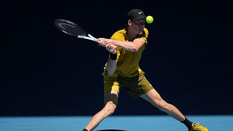 Jannik Sinner qu&auml;lte sich in Melbourne ins Achtelfinale.