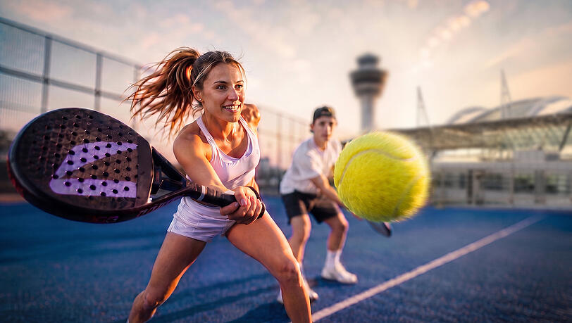 Padel Days am Flughafen München vom 15. August bis 6. September 2026 im MAC-Forum. (Visualisierung, erstellt mit KI) Padel Days am Flughafen München vom 15. August bis 6. September 2026 im MAC-Forum. (Visualisierung, erstellt mit KI)