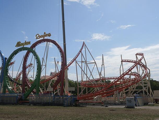 Der berühmte Olympia Looping – noch mit Schienen, die quasi ins Nichts führen. Der berühmte Olympia Looping – noch mit Schienen, die quasi ins Nichts führen.