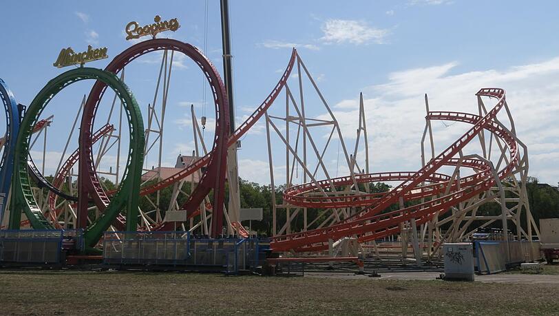 Der berühmte Olympia Looping – noch mit Schienen, die quasi ins Nichts führen. Der berühmte Olympia Looping – noch mit Schienen, die quasi ins Nichts führen.