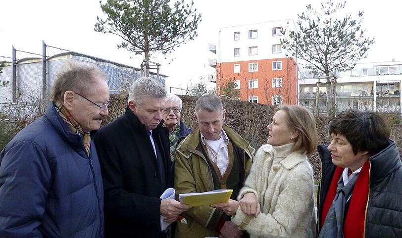 Dieter Reiter (SPD) beim Rundgang mit der Bürgerinitiative "Aubing Mitte lebenswert".