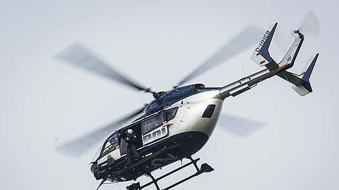 Auch ein Hubschrauber kam bei der Suche nach der Ursache für den Knall zum Einsatz. (Archivbild)