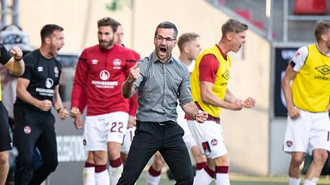 Trainer Michael Wiesinger von Nürnberg jubelt beim Abpfiff. Foto: Matthias Balk/dpa