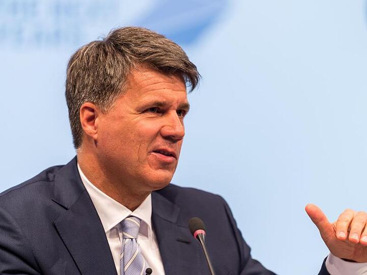 Harald Krüger, Vorstandsvorsitzender von BMW, sitzt bei der BMW-Bilanzpressekonferenz auf seinem Platz. Foto: Lino Mirgeler/Archivbild