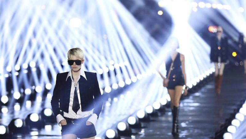 Die Präsentation der neuen Kollektion von Saint Laurent wird von einer aufwendigen Lightshow begleitet. Die Präsentation der neuen Kollektion von Saint Laurent wird von einer aufwendigen Lightshow begleitet.