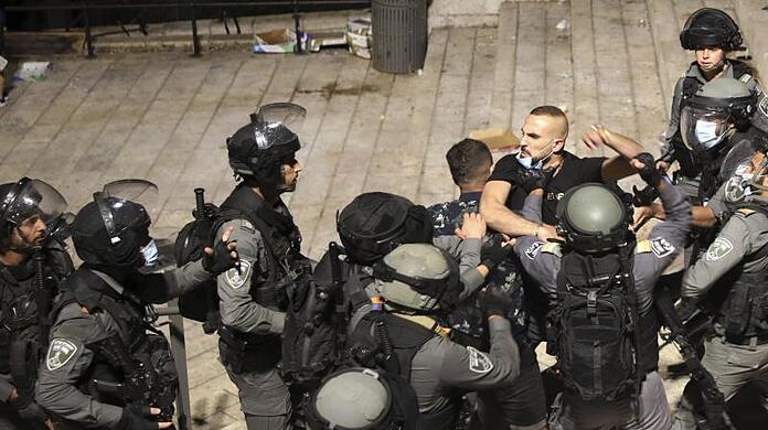 Immer wieder bricht die Gewalt auf: Israelische Polizisten geraten vor dem Damaskustor in der Altstadt von Jerusalem mit zwei palästinensischen Männern aneinander.