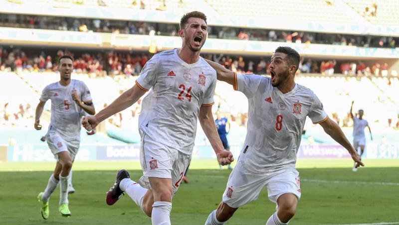Spaniens Aymeric Laporte (M) feiert nach dem zweiten Tor seiner Mannschaft mit seinem Teamgefährten Koke.