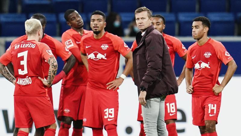 Nach der Niederlage bei der TSG 1899 Hoffenheim steht Leipzigs Trainer Jesse Marsch mit der Mannschaft auf dem Spielfeld.