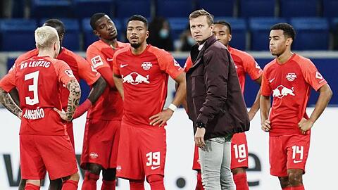 Nach der Niederlage bei der TSG 1899 Hoffenheim steht Leipzigs Trainer Jesse Marsch mit der Mannschaft auf dem Spielfeld.