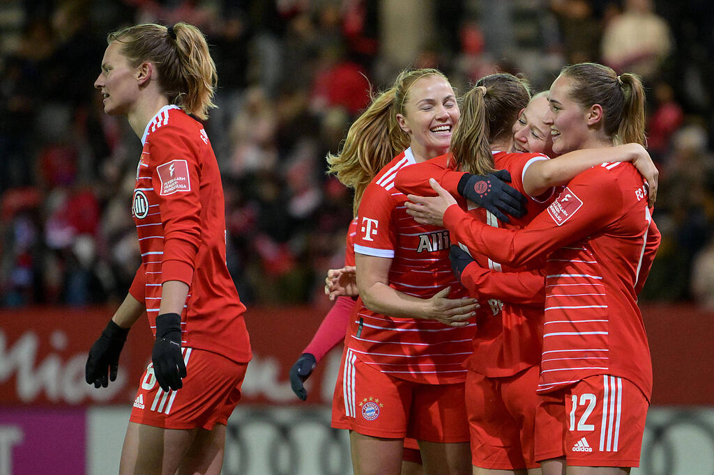 Frauen-Bundesliga: Bayern-Kickerinnen vorerst Tabellenführer ...