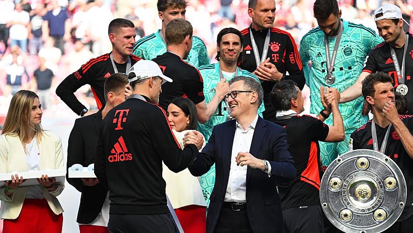 Bayerns Trainer Thomas Tuchel (M, l) wird von Jan-Christian Dreesen zum Gewinn der 33. deutschen Meisterschaft gratuliert.