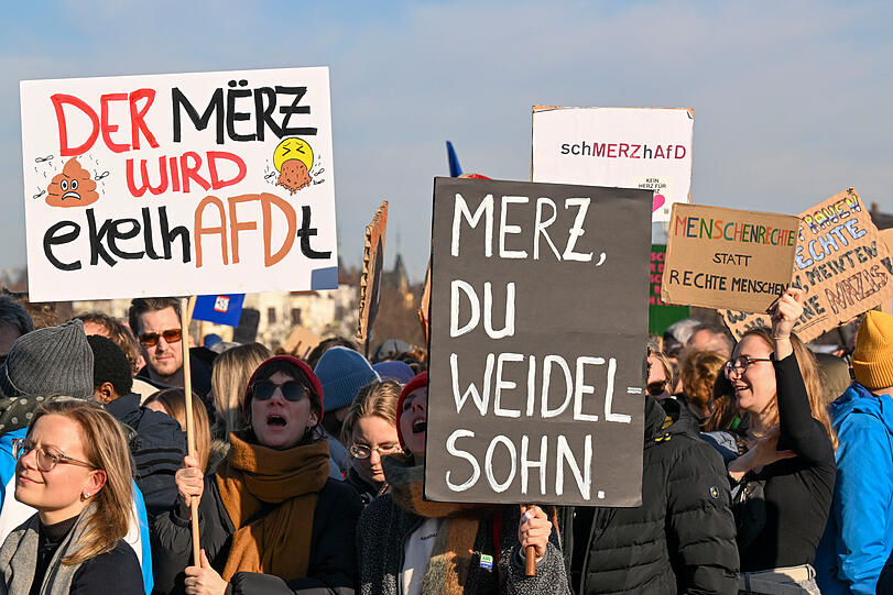 Protestschilder gegen die AfD und CDU-Boss Merz.