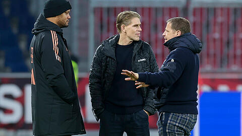 Hoffen auf eine L&auml;nderspielpause ohne Verletzungen (v.l.): Trainer Vincent Kompany, Sportdirektor Christoph Freund und Sportvorstand Max Eberl.