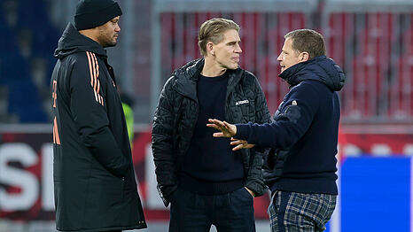 Hoffen auf eine L&auml;nderspielpause ohne Verletzungen (v.l.): Trainer Vincent Kompany, Sportdirektor Christoph Freund und Sportvorstand Max Eberl.