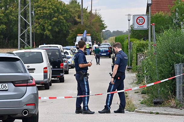 Die Polizei richtete weiträumig Straßensperren ein. Die Polizei richtete weiträumig Straßensperren ein.
