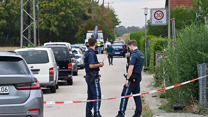 Die Polizei richtete weiträumig Straßensperren ein. Die Polizei richtete weiträumig Straßensperren ein.