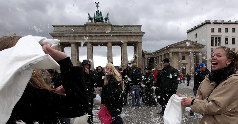 Fuer die als Flashmob bekannte und ueber das soziale Netzwerk Facebook organisierte spontane Versammlung galten die Regeln "Saubere Kissen verwenden, Brillen und Kameras vermeiden, und ein friedliches Miteinander halten".