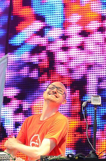 Wolkenbruch und Matsch statt "sky" und "sand" - trotzdem feiern am Sonntag 20.000 Fans den Berliner DJ Paul Kalkbrenner am Königsplatz.