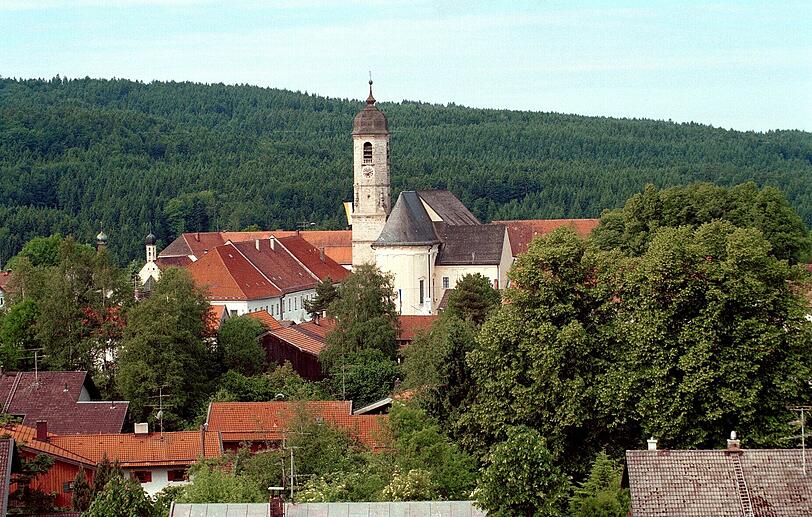 Weyarn ist ein kleiner Ort im Landkreis Miesbach und wie überall in geschlossenen Ortschaften gilt Tempo 50. wenn das der Sex-Gangster nur berücksichtigt hätte.