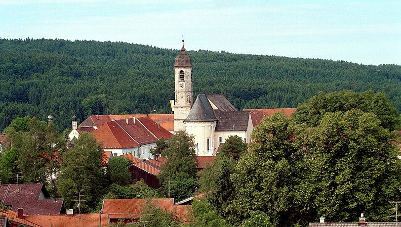 Weyarn ist ein kleiner Ort im Landkreis Miesbach und wie überall in geschlossenen Ortschaften gilt Tempo 50. wenn das der Sex-Gangster nur berücksichtigt hätte. Weyarn ist ein kleiner Ort im Landkreis Miesbach und wie überall in geschlossenen Ortschaften gilt Tempo 50. wenn das der Sex-Gangster nur berücksichtigt hätte.