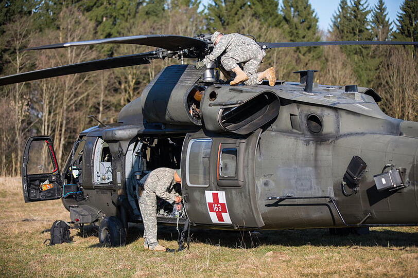 Kennt man normalerweise nur aus Hollywood-Streifen: Schwere Panzerwagen und Black Hawks der US Army. Derzeit üben die Soldaten Evakuierungen im Gebirge bei Traunstein. Hier gibt's die Fotos.