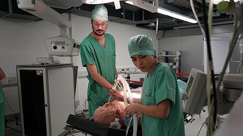 Seit diesem Wintersemester lernen Medizin-Studenten an den Menschen-Puppen.