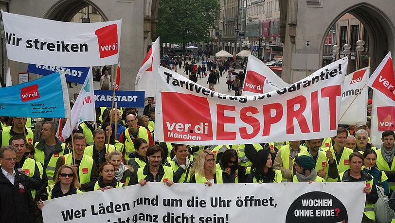 Der nächste Streik, die nächste Streik-Kundgebung – diesmal sind es die Verkäufer am Stachus. Der nächste Streik, die nächste Streik-Kundgebung – diesmal sind es die Verkäufer am Stachus.