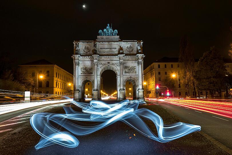 Lightpainting &ndash; dabei verlässt der Fotograf während der Aufnahme den Standpunkt hinter dem Stativ und wird zum Akteur in Bewegung.