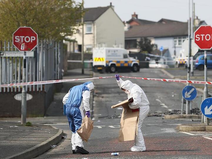 Mitarbeiter der Spurensicherung arbeiten am Tatort in Londonderry.