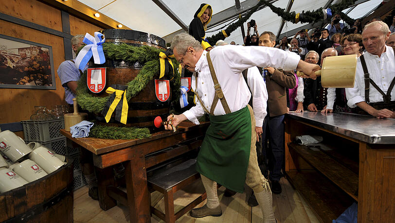 So war das mehr als 20 Jahre: Christian Ude zapft auf der Wiesn an. (Archivbild)