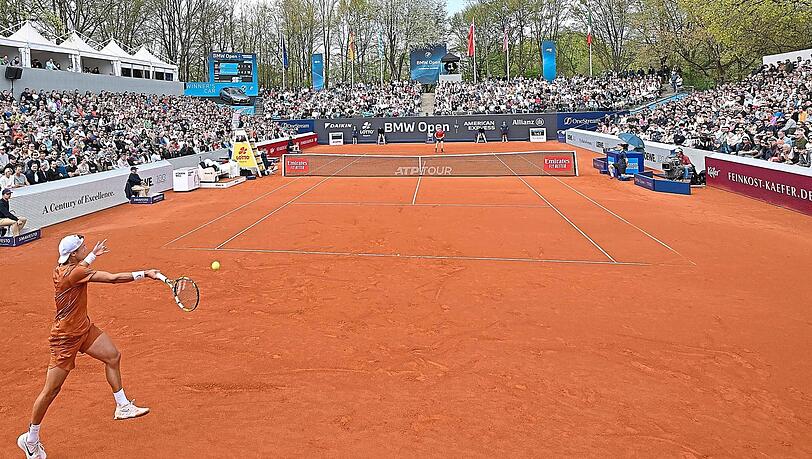 Noch steht er, der alte Center Court: Holger Rune im letztjährigen BMW-Open-Finale gegen Botic van de Zandschulp.   Alexander Zverev unterstützt das Turnier mit alljährlichem Start.