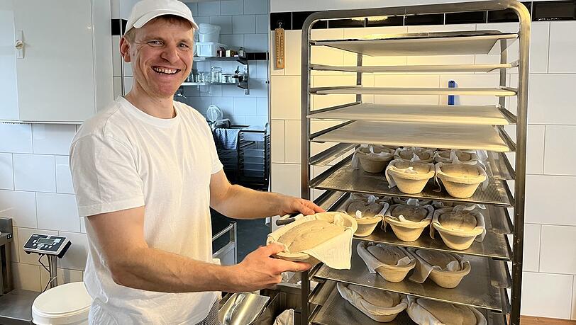 Sein Hausbrot in den Formen muss gleich in die Kühlung. Vorher zeigt es Michael Schneider noch der AZ. Sein Hausbrot in den Formen muss gleich in die Kühlung. Vorher zeigt es Michael Schneider noch der AZ.