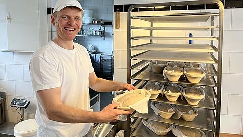 Sein Hausbrot in den Formen muss gleich in die Kühlung. Vorher zeigt es Michael Schneider noch der AZ.