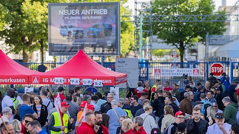 Statt zur Arbeit ins Werk zu gehen, bleiben die Streikenden vor dem Tor und holen sich Streik-Koupons ab.
