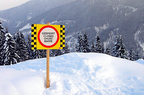 In den Bergen wird vor Lawinen gewarnt.