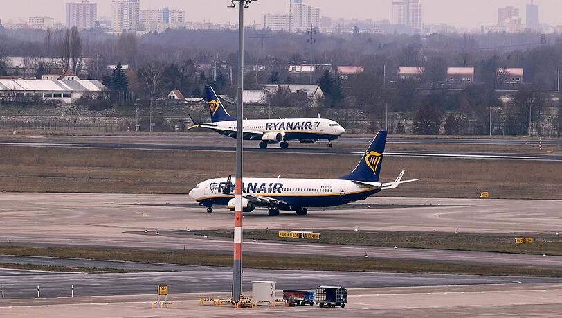 Bei einem Ryanair-Flug brach unterwegs eine Scheibe, Passagieren zufolge geriet ein Passagier in Not. (Archivbild) Bei einem Ryanair-Flug brach unterwegs eine Scheibe, Passagieren zufolge geriet ein Passagier in Not. (Archivbild)
