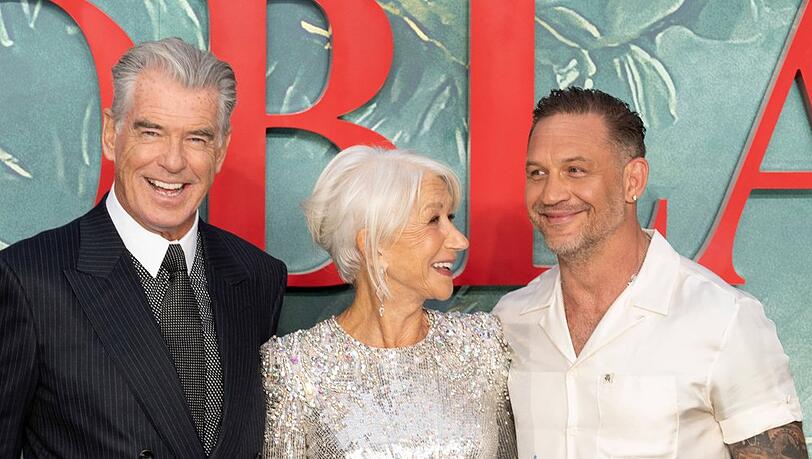 Die Stars von "MobLand" demonstrieren Einigkeit: Pierce Brosnan (l.), Helen Mirren und Tom Hardy bei der Premiere von Staffel zwei.
