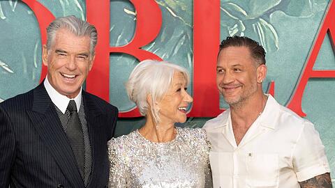 Die Stars von "MobLand" demonstrieren Einigkeit: Pierce Brosnan (l.), Helen Mirren und Tom Hardy bei der Premiere von Staffel zwei.