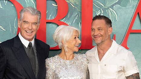 Die Stars von "MobLand" demonstrieren Einigkeit: Pierce Brosnan (l.), Helen Mirren und Tom Hardy bei der Premiere von Staffel zwei.