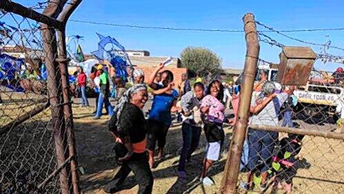 In Soweto sind die Schwarzen meistens unter sich – doch Buren gegenüber aufgeschlossen. In Soweto sind die Schwarzen meistens unter sich – doch Buren gegenüber aufgeschlossen.