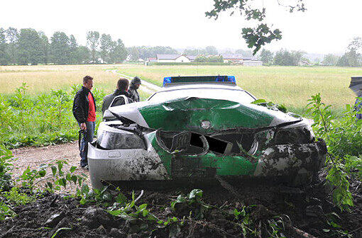 Schwer beschädigt: das Polizeiauto nach dem Unfall