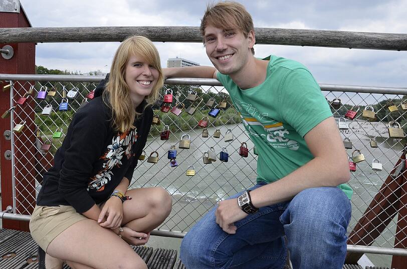 Die Münchner Meik und Tanja an der Thalkirchner Brücke. Noch hängt ihr Schloss unter dem Geländer.