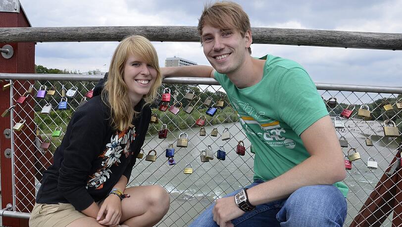 Die Münchner Meik und Tanja an der Thalkirchner Brücke. Noch hängt ihr Schloss unter dem Geländer. Die Münchner Meik und Tanja an der Thalkirchner Brücke. Noch hängt ihr Schloss unter dem Geländer.