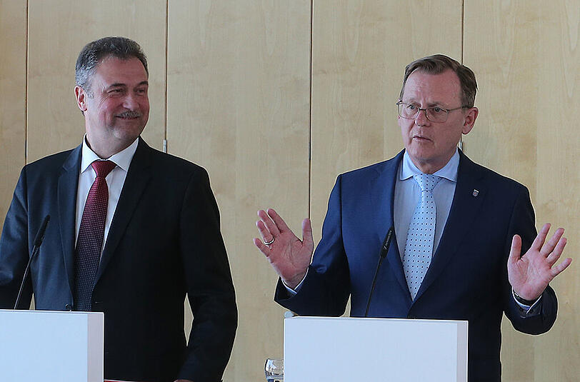 Der Schlichter, Thüringens Ministerpräsident Bodo Ramelow, stellt gemeinsam mit GDL-Chef Claus Weselsky das Ergebnis der Schlichtung im Tarifkonflikt zwischen der GDL und der Deutschen Bahn vor.